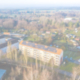 Drohnenaufnahme PV-Anlage auf Schrägdach, Blick über weite Landschaft